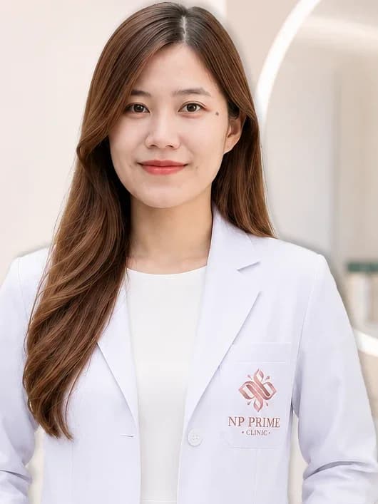 ภาพ แพทย์หญิงนภัสนันท์ สุวรรณแพง สวมเสื้อกาวน์ NP PRIME CLINIC