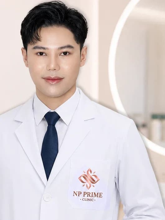 ภาพ นายแพทย์ณัฐภพ ปีนะกาตาโพธิ์ สวมเสื้อกาวน์ NP PRIME CLINIC
