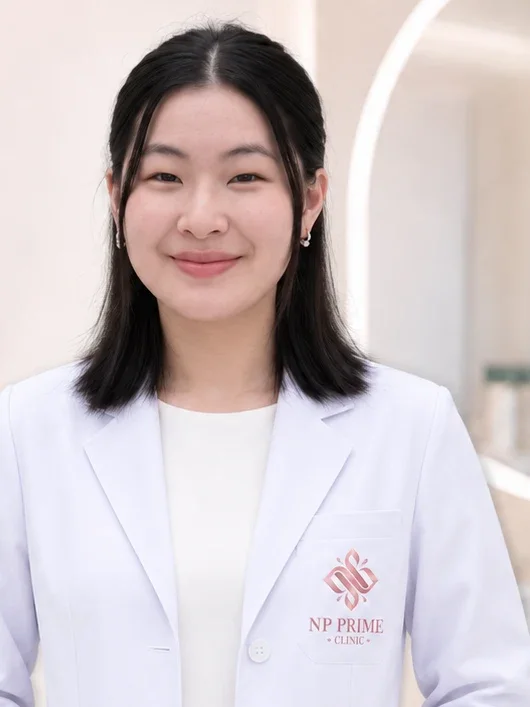 ภาพ แพทย์หญิงพาณิภัค สิริเพาประดิษฐ์ สวมเสื้อกาวน์ NP PRIME CLINIC