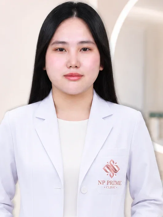ภาพ แพทย์หญิงปริชญา วงษ์ษา สวมเสื้อกาวน์ NP PRIME CLINIC